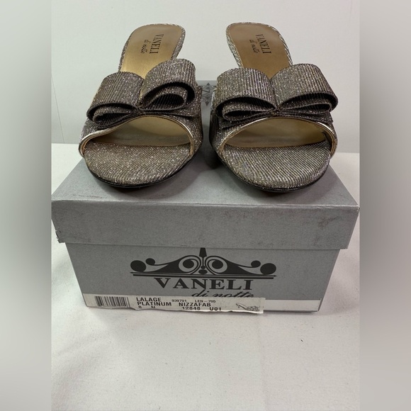 Vaneli Open Toe Sandals Bow Metallic Kitten Hill Silver Wedding Event Size 8N - Picture 3 of 9
